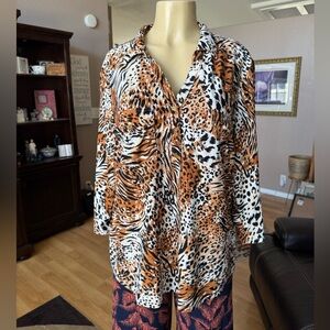 Emily Daniels animal print 3/4 roll tab sleeves Vneck blouse-size XL